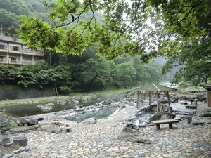 混浴露天風呂「砂湯」に女将さん達がそろって入浴！/湯原温泉 八景 ～50種類以上の野菜が味わえる料理のお宿～のブログ