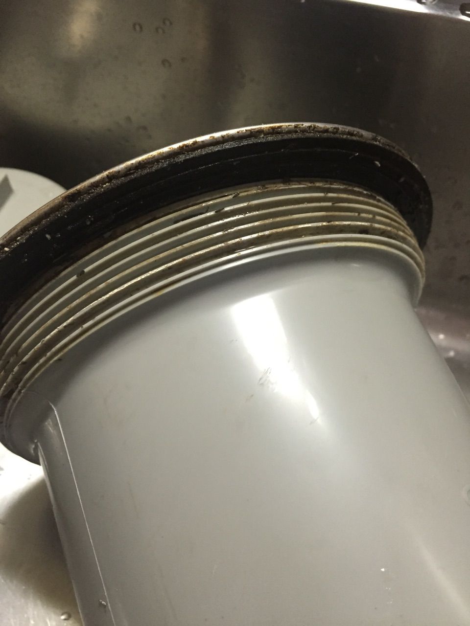 金属の腐食によるサビに注意！台所シンクの水漏れの対処法 – 「おおさか水道職人」 水道局指定工事店