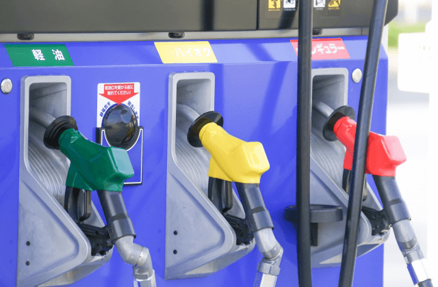 くるま問答 ガス欠寸前。燃料警告灯が点灯したらあと何km走れる？ もし動けなくなったら？ - Webモーターマガジン