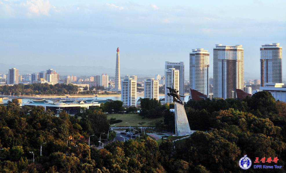 北朝鮮、平壌 – 北朝鮮の首都ピョンヤンの中心部をパノラマ撮影写真素材1216315942Shutterstock