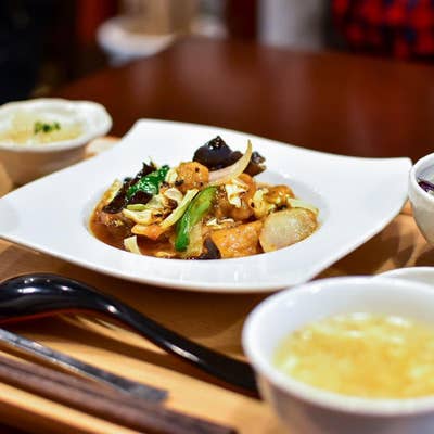 こだわりの担々麺はお酢が決め手。国分寺『楓凛』の、スープをすくう手が止まらない一杯｜さんたつ by 散歩の達人