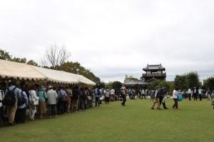 kapuya村上勝也のマンホール ・ 大阪市のカラーマンホールは？2025年に開催される大阪・関西万博の公式キャラクターのミャクミャク！マンホールサミットで撮ったカラーと！ 大阪城公園で撮ったノンカラー！ ・マンホールカラーマンホール大阪市のマンホール