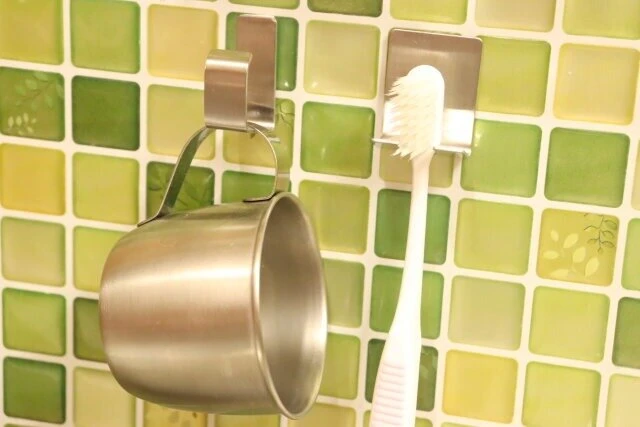 浮かせる収納 洗面所のコップを逆さまに浮かせて水垢を防ぐ