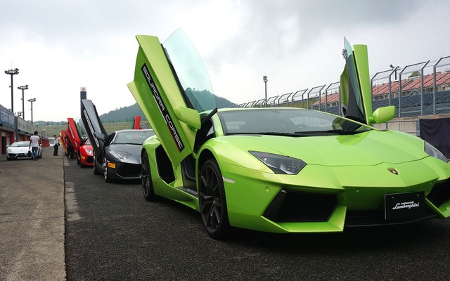 トラック上の白と黒のランボルギーニ ヴェネーノ。Premium AI生成画像