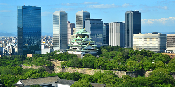 大阪淀屋橋のビジネス街の夜の横断歩道を渡る人の写真・画像素材-Snapmart スナップマート
