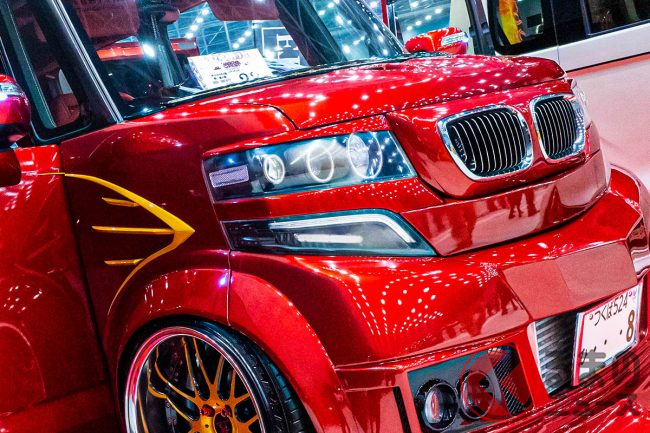 新型軽SUV開発者も「車中泊ニーズ急伸！」と注目!? 初公開の「寝れる」カスタム軽「デリカミニ」2モデルの違いとはくるまのニュース