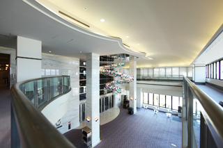 レクザムホール 香川・高松 高松築港 の「アクセス」「座席」「楽しみ方」を解説します 大ホール・小ホール 一人でライブ遠征