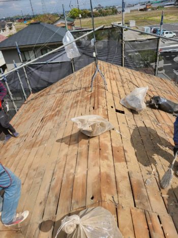 西村瓦解体の方も頑張ってます👷‍♂️, 今日も沢山木くず運びます💪🏾,西村瓦工業,羽咋市,七尾市,中能登町,志賀町,宝達志水町,氷見市,瓦,屋根,解体,板金,瓦屋,リフォーム専門店,雨どい