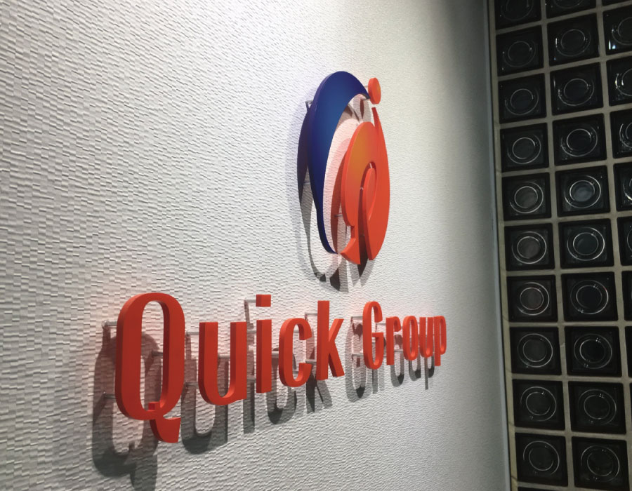 ステンレス切り文字2色仕上げ。おしゃれでスタイリッシュな会社ロゴ建物の名称看板なら銘板館へ 施工事例