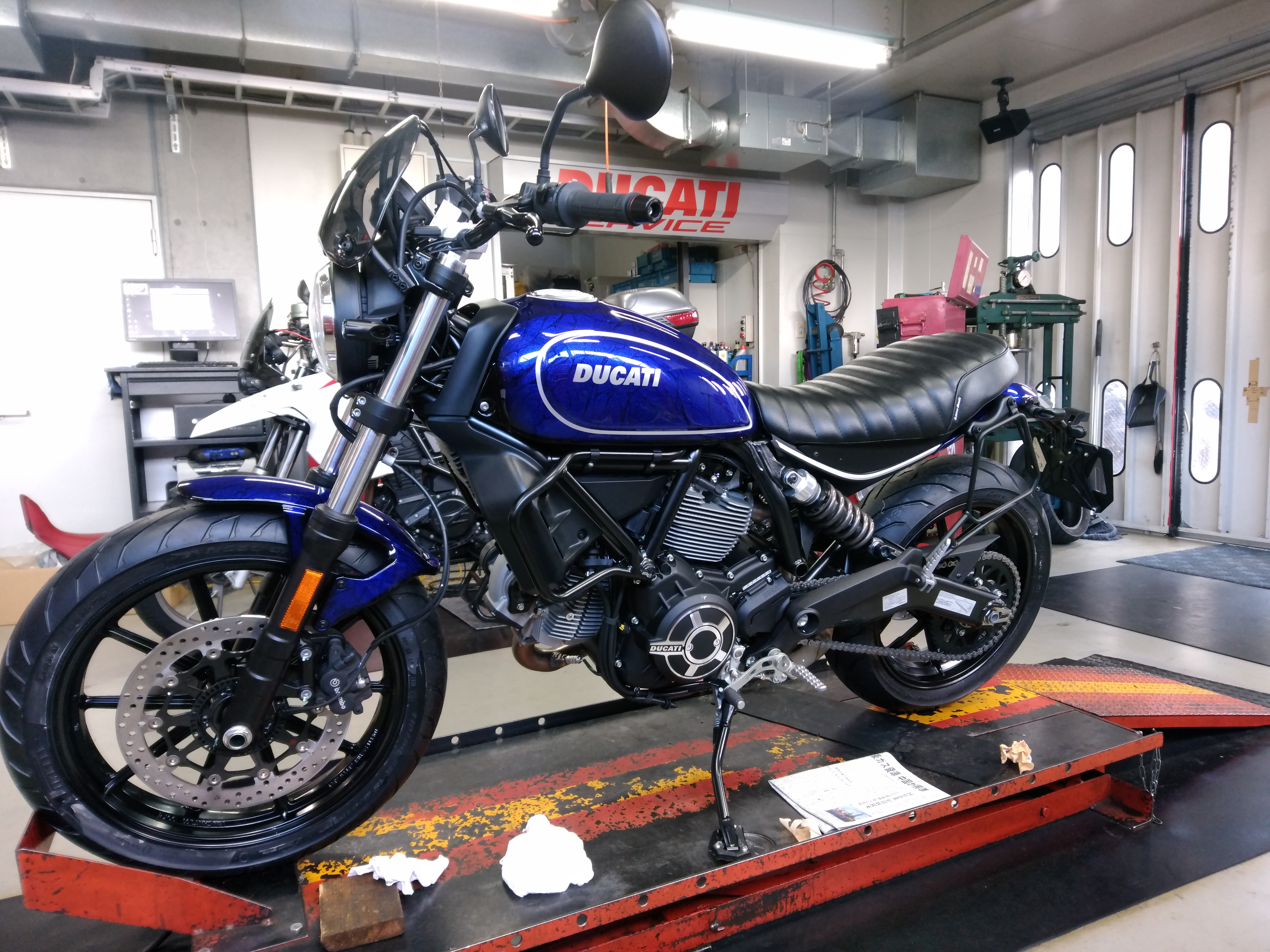 トライアンフとアパレルブランド「ホワイトマウンテニアリング」がコラボレーション！ カスタムしたスクランブラー400Xを公開 - webオートバイ