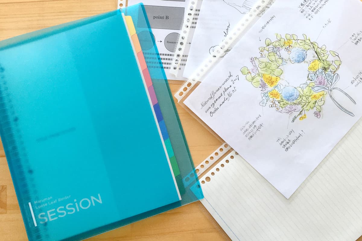 書類を立って書くときに便利なあの「挟むやつ」の名前は？コクヨ ステーショナリ