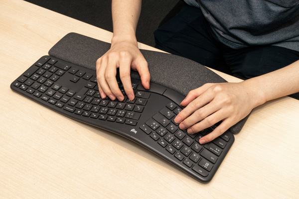 エルゴノミクスキーボードの効果は？使いにくい？メリットとデメリットを解説