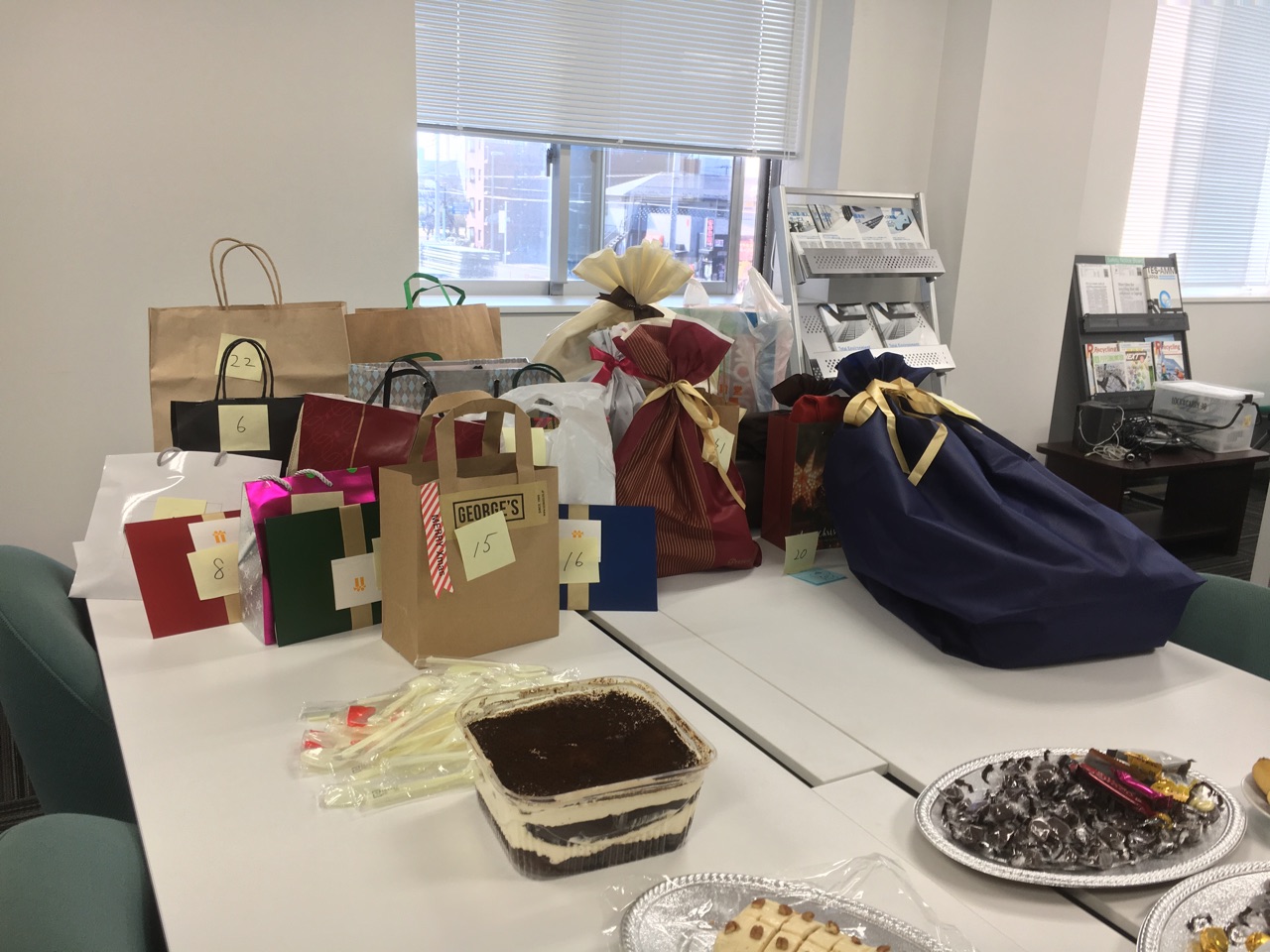 年代別 送別会で男性上司に喜ばれる人気プレゼント！送別品を選ぶ・渡す際のマナーも解説MOOD MARK IDEA ムードマークアイデア