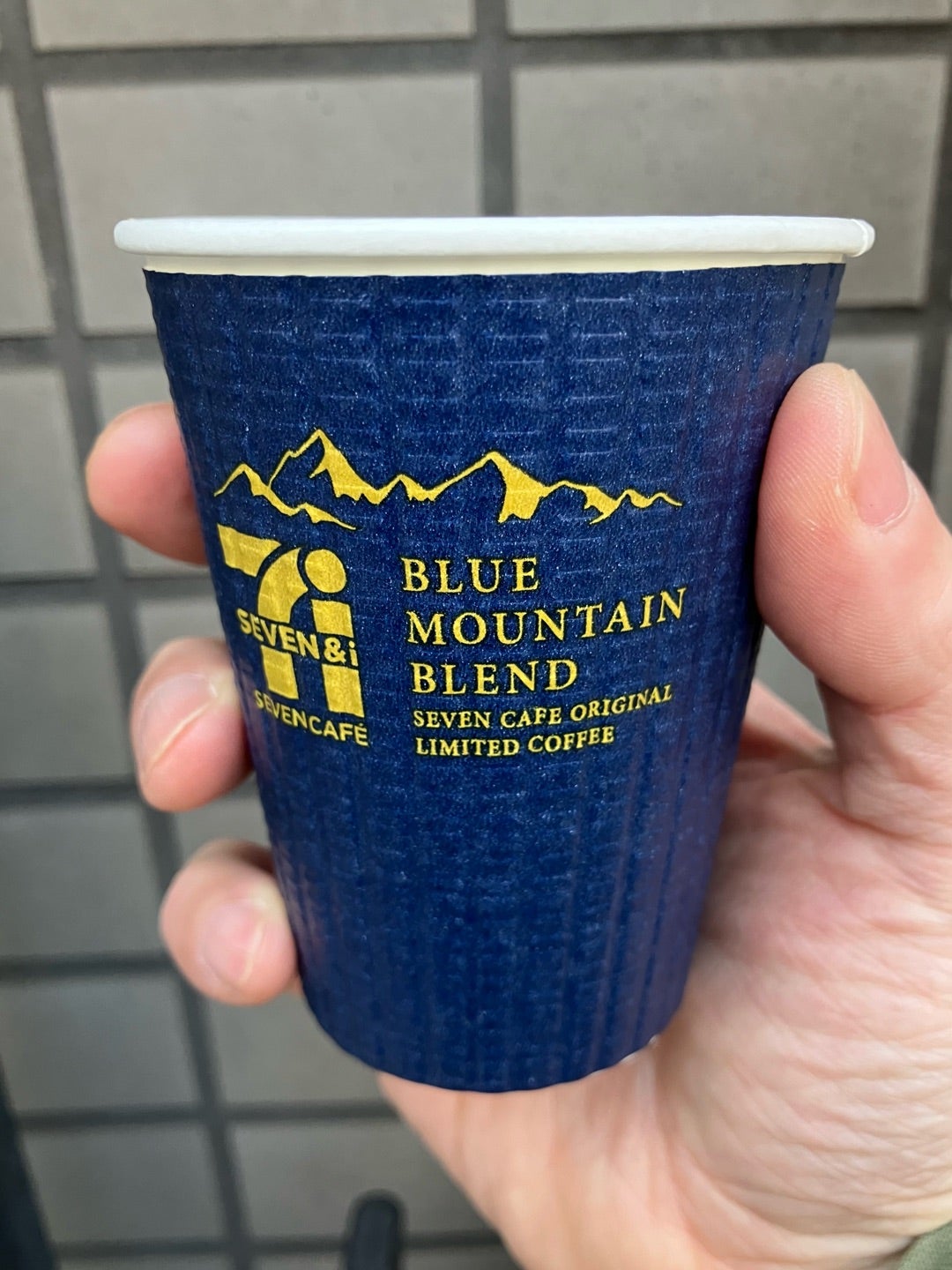 セブン-イレブンのコーヒー”セブンカフェ”の特徴や種類、買い方を解説！サンキュ