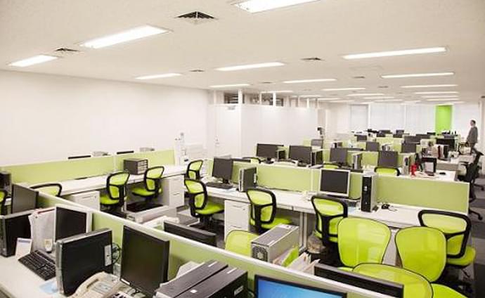 おしゃれなオフィスデスクを使ったデスクレイアウトで快適なオフィスを！オフィルネス