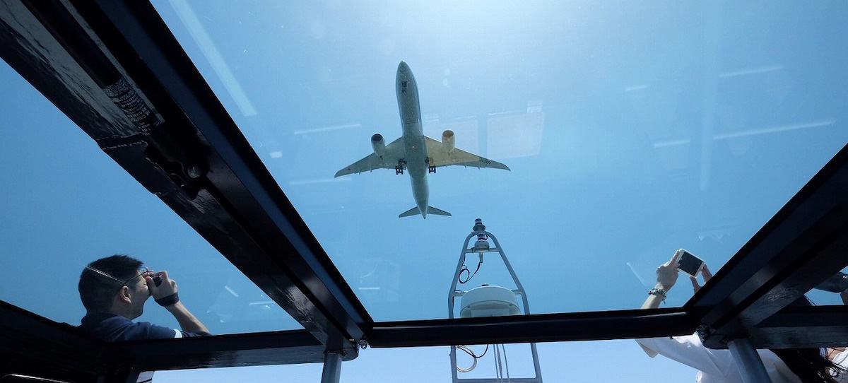 日本飛行機株式会社厚木工場を視察しました。首相官邸ホームページ