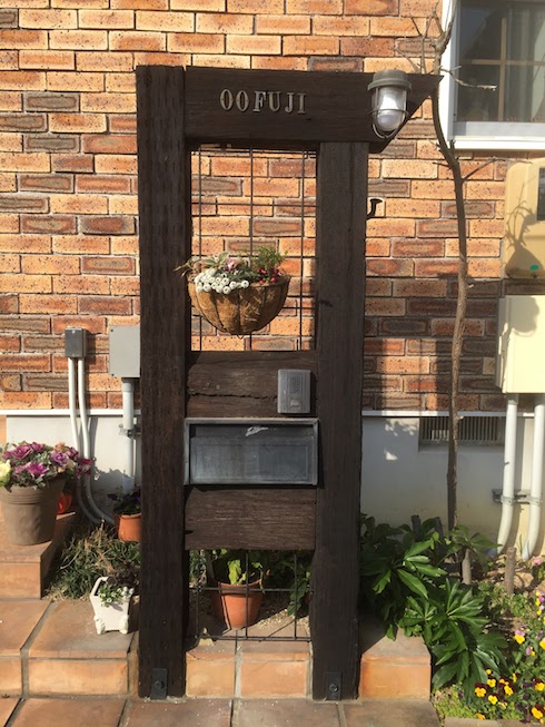 枕木のおしゃれな玄関アプローチ施工例♪種類や腐食対策も解説ミモザガーデン