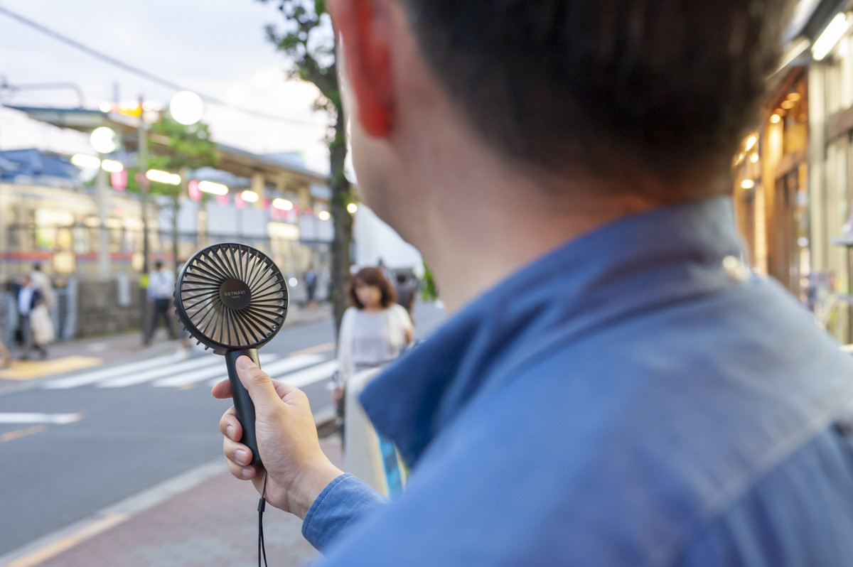 家電：トレンド情報誌がプロデュース! コンビニで買える「2WAYハンディファン」は、衝動買いでも大満足の予感 GetNavi web毎日新聞