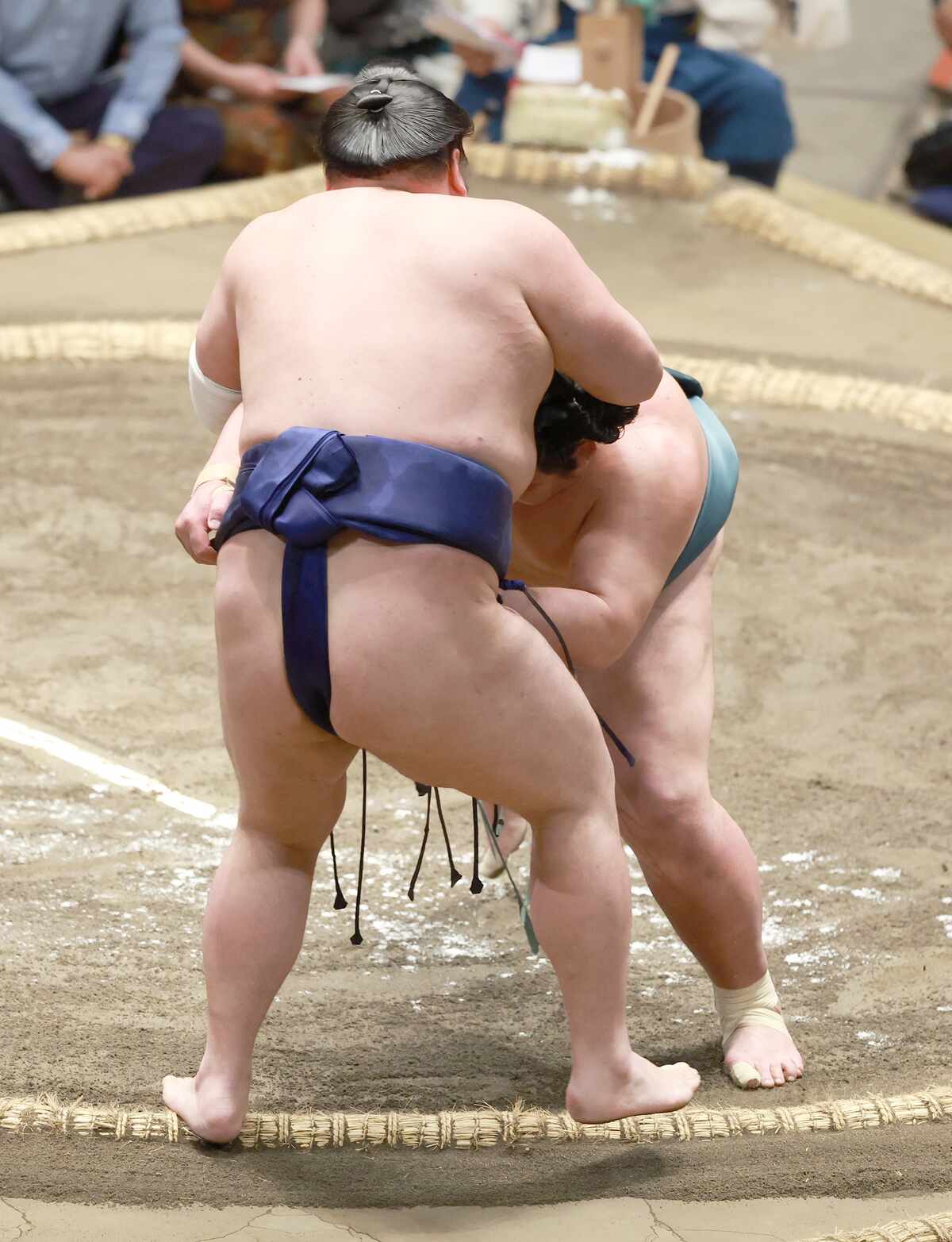 御嶽海 勝ち越しに望みをつなぐ 欧勝馬を「寄り切り」で勝つ6勝7敗 大相撲9月場所13日目2025年9月26日掲載- ライブドアニュース