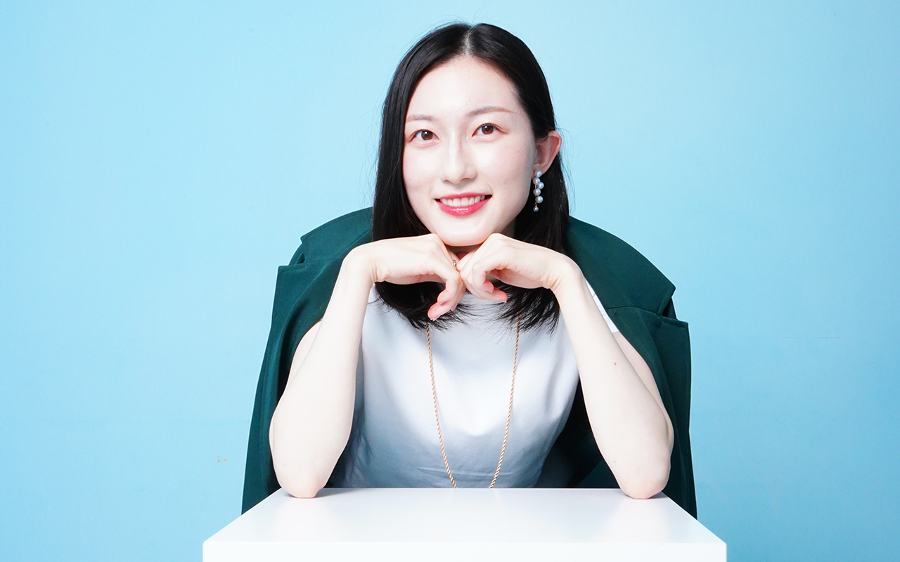 女性のビシネスプロフィール写真の撮り方解説！撮影場所やポーズ例も紹介スタジオインディプロフィール写真