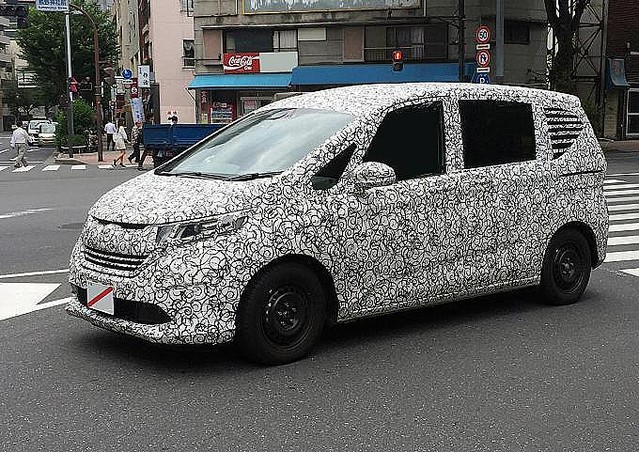 カモフラージュ柄のテスト車両autosport web