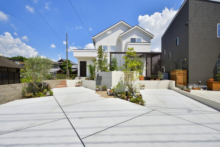 防草対策 コンクリートvs固める土、駐車場の雑草対策、目地隙間を完全シャットアウト - 株式会社メイク・プラスター三重県鈴鹿のスタンプコンクリート職人