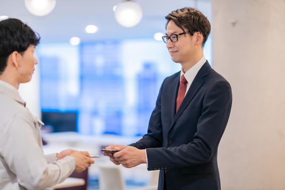 名刺交換は大切なビジネスマナー！その作法とルールを覚えておこう印刷通販マヒトデザイン