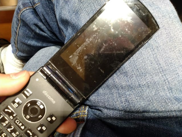 らくらくホン F-07A の画面交換が安い！本体を開いたら何も映らない症状でもデータ消さずに修理出来ます！ 郵送専門ガラケー修理店ポストリペア