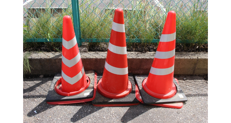 コーン看板両面無反射 タイプ5個セットコーン用 ガルバ看板 ガルバニウム板 カラーコーン 三角コーン 看板 サイン イラスト絵 別注 オリジナル 工事 工事現場 私有地 駐車場 歩行者 道路 現場 誘導保安用品・工事用品,カラーコーン用看板