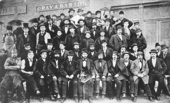 ドイツ初の電話を使った通信は、グラハム・ベルの特許申請より15年も前のこと。物理教師のフィリップ・ライスという青年が、教え子たちのために手作りした機械で行った通話でした。記念すべき初めてのメッセージは「馬がキュウリのサラダを食べない」だったそうです