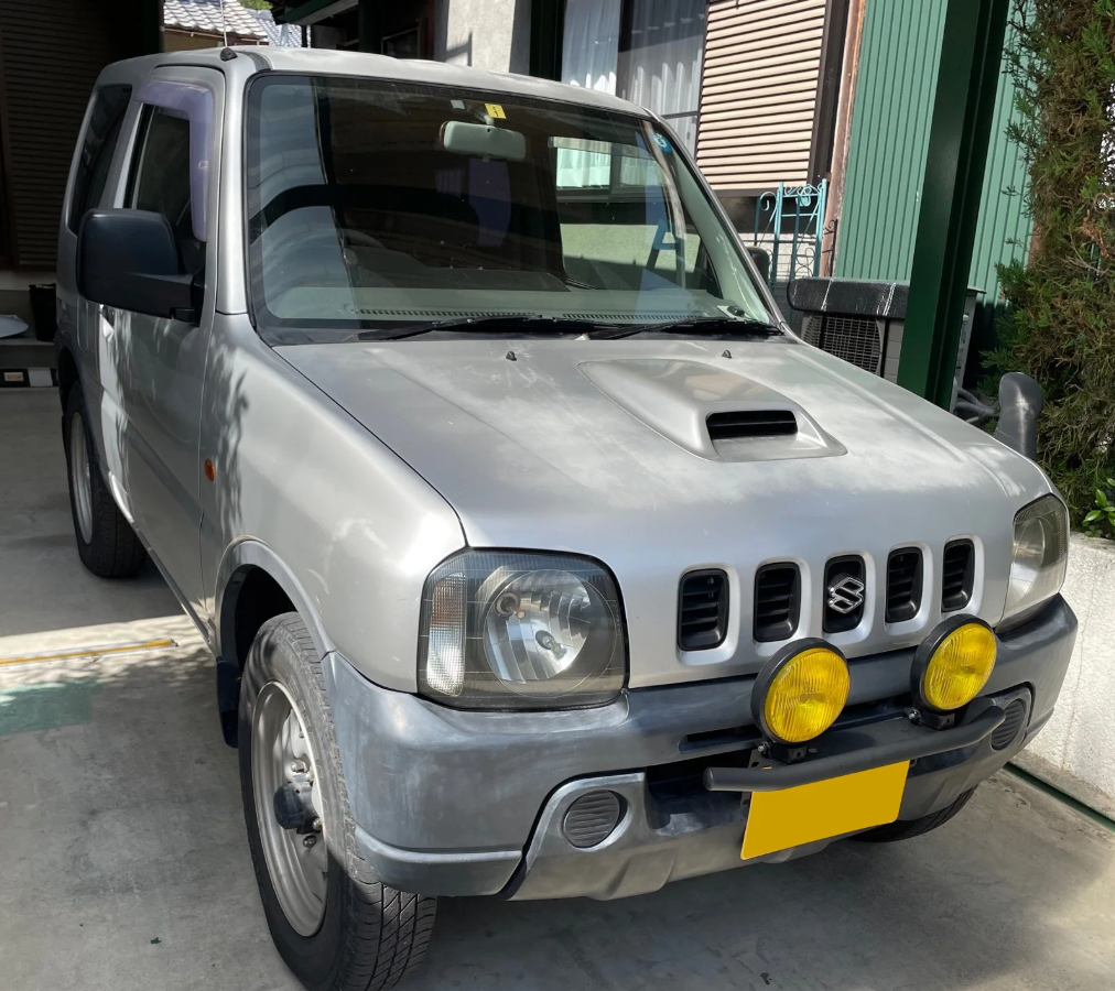 ヴィッツ 屋根とボンネットの塗装しました。 日焼けで色褪せてしまい、屋根は塗装がめくれてきてしまってました。 測色用カメラを使って色褪せた色の調色もバッチリです👍長谷川自動車修理工場自動車修理車修理愛知県小牧市小牧鈑金塗装車検キズ凹み修理