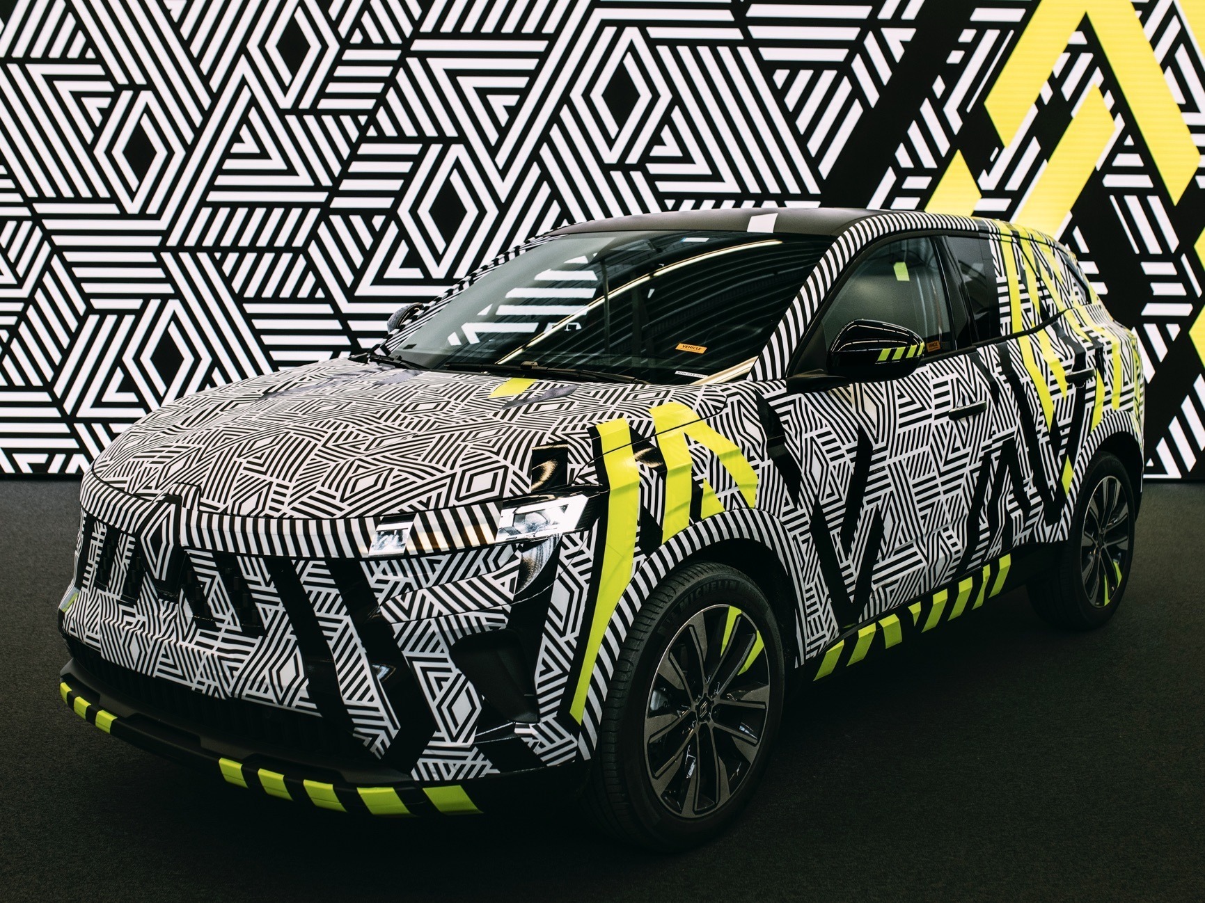 えっ !? 謎の「シマ柄」なクルマ発見！ カモフラージュで公道をコソコソ走る「覆面車」は何してるの？くるまのニュース