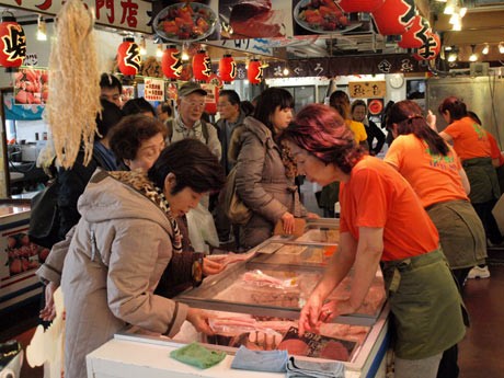 水戸公設市場で年末感謝市 年末年始の買い出しで賑わう