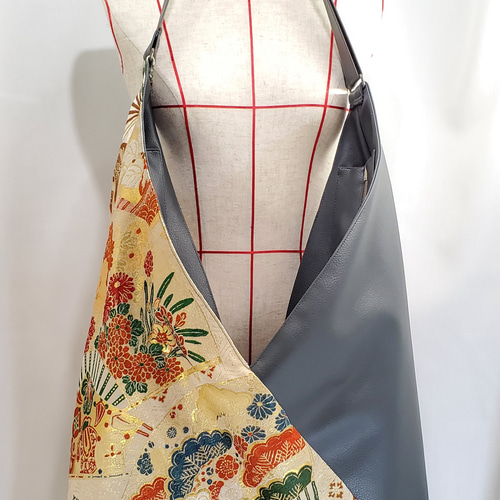 正座する若い男性 白バックの写真素材24113029- PIXTA