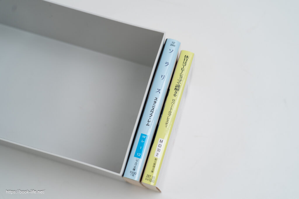 増える文庫本を見やすく収納！ダイソーお助け本棚 : ノープラン生活