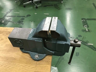 溶接歪み防止治具とは？重要性や変形を防ぐ方法を解説 - 有限会社安久工機：研究開発 試作品 製品開発