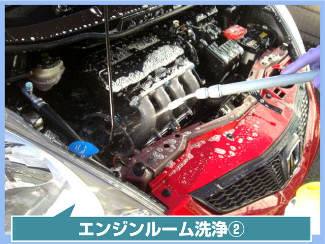 エンジンルームの清掃で見えない所にもこだわりを！専用クリーナーですっきりツヤ出しもできる - COBBY
