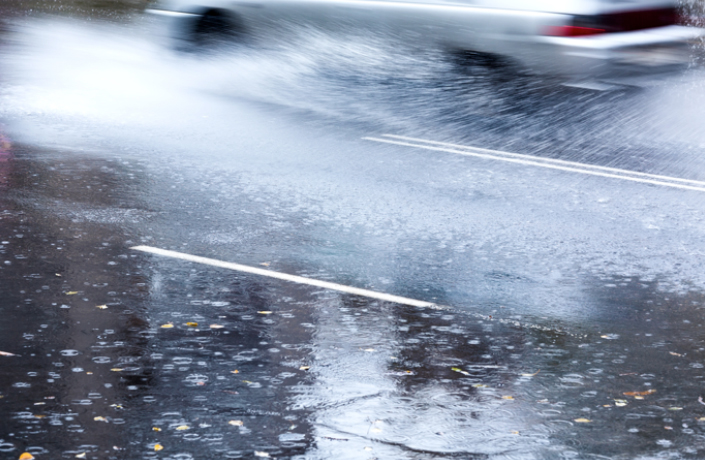 冠水で車が止まったらどうする？ゲリラ豪雨時の対処法と命を守る脱出手順」 - 新宿 出張ペーパードライバー講習 ハートフルドライビング新宿出張ペーパードライバー講習 ハートフルドライビング