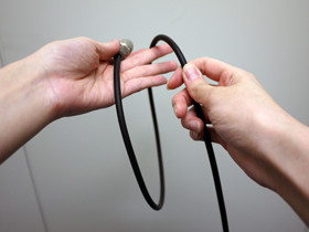 長くても絡まない！ケーブルやコードのストレスフリーな巻き方教えます - 片づけ収納ドットコム