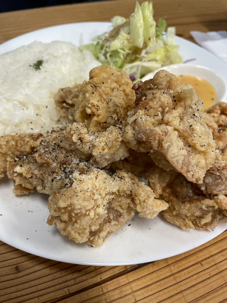 福岡いぬグルメ 46TEXAS LONGHORN FUKUOKA 諸事情により閉店されていたテキロンさんが移転オープン！行かねば行かねばと思っておりましたが、ようやく行けました🐕 この日はボリューム満点のハンバーグにさらにからあげをトッピング！口の中で肉汁が溢れ出し、お肉の