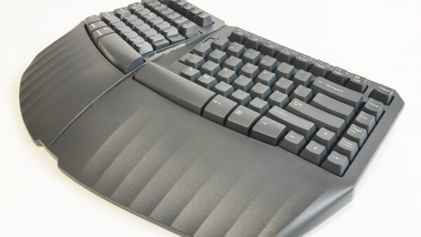 長時間タイピングでも疲れにくい！エルゴノミクスキーボード3選Amazonブラックフライデーライフハッカー・ジャパン