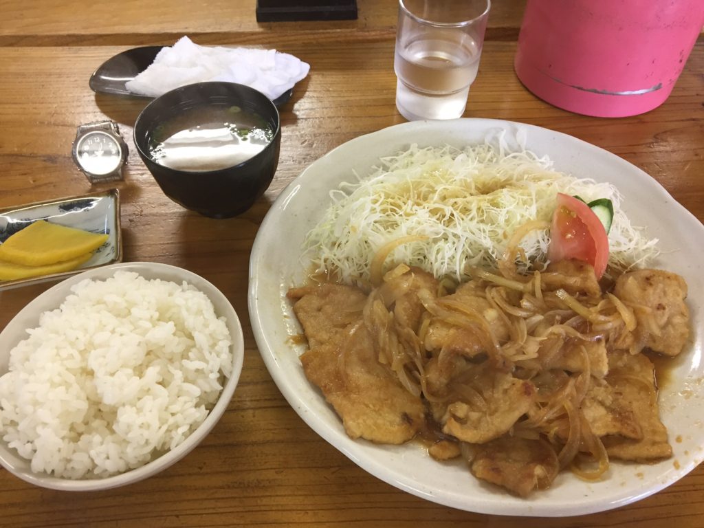 カツカレーをお腹いっぱい食べたくて、『天花』さんへ！ 昔はもっとボリュームあったような…気がするけど、今でもまぁまぁの量でした(笑)  昔ながらのカレーで美味しかったです。