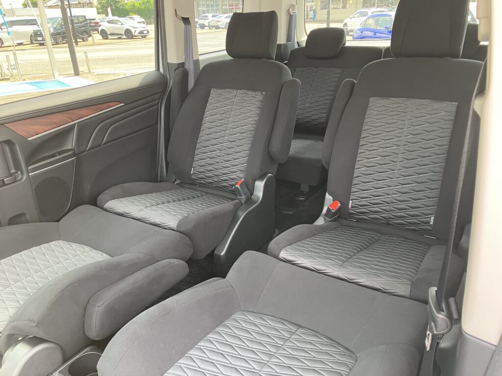 コールマン」×『デリカ D:5』でキャンプを楽しもう⛺ vol.2 . アウトドアブランド「コールマン」 @coleman_japan と『デリカD:5』のコラボシリーズ✨🚙 第2弾は、シートアレンジについてです💡 . 『デリカ D:5』は、セカンドシート、サードシートを倒すことで、のびのび