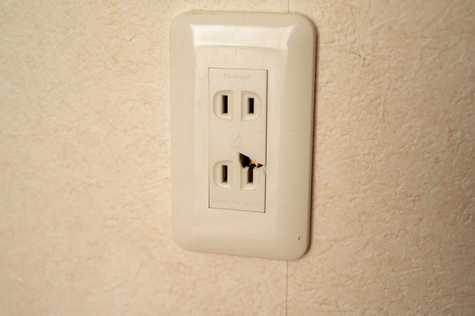コンセントカバーの割れについてコンセントカバーが少し欠けてしまい- Yahoo!知恵袋