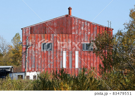 錆びたトタンの倉庫の写真素材24382627- イメージマート