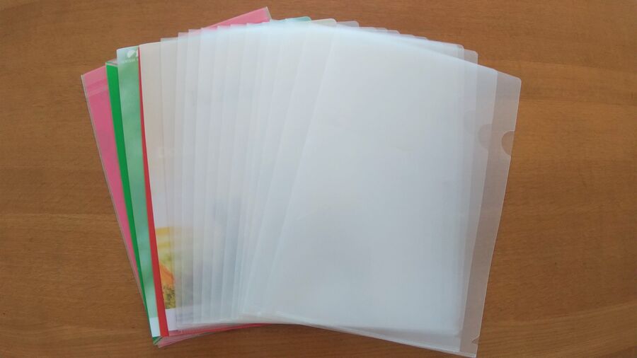 眠ってる「クリアファイル」の意外な活用術。「キッチンで収納に困るものがスッキリ片づく」「マネしたい」