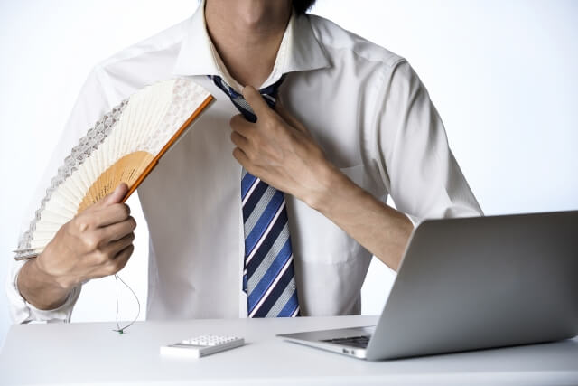 転職面接の服装はこれで決まり！失敗しない鉄板の服装マナーまとめ - MakeCareer株式会社一次面接代行・人的資本開示・セルフキャリアドック支援