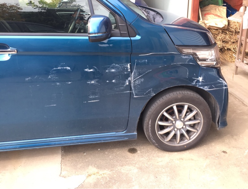 トヨタ ヴィッツ ガードレールにこすった左リヤドアとクォータの板金修理東京都 青梅市板金塗装・キズ・ヘコミ・事故車修理・新車販売・中古車販売・自動車買取 新生自動車 東京都 青梅市
