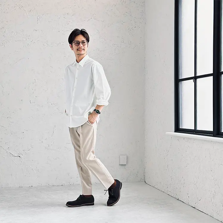 白シャツ×ベージュパンツタックインスタイルbiz18ss_3602