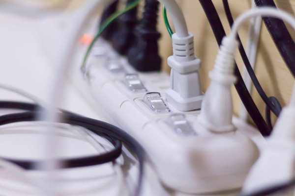 壁のコンセントに差し込まれた充電器からの黒い煙と火花、火災の危険のコンセプトの写真素材・画像素材 Image 190709606